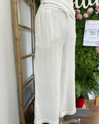 Pantalón blanco fluido corte recto y capri