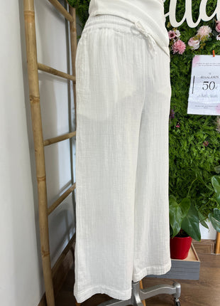 Pantalón blanco fluido corte recto y capri