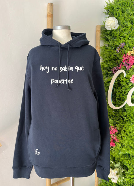 Sudadera con capucha azul Marino de nuestra marca “hoy no sabía que ponerme”, su composicion es 80% algodón y 30% poliéster 
