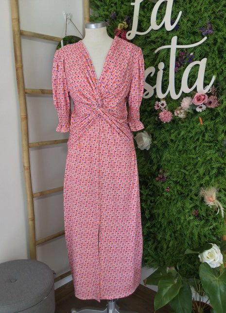 Vestido en color rosa con escote en v y fruncido en cintura, mangas francesas y fruncidas 